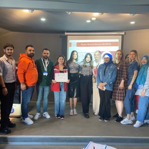 Mersin Çağ Üniversitesi öğrencilerine 'Kadına Yönelik Şiddetle Mücadele,Erken Yaşta Zorla Evlilik ve Evlilik Öncesi' konularında eğitim verilerek #ALO183 ve #KADES mobil uygulama hakkında bilgilendirme yapılmıştır.  - fotoğraf 2