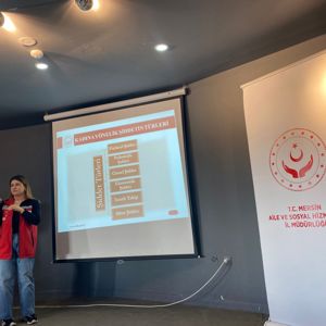 Mersin Çağ Üniversitesi öğrencilerine 'Kadına Yönelik Şiddetle Mücadele,Erken Yaşta Zorla Evlilik ve Evlilik Öncesi' konularında eğitim verilerek #ALO183 ve #KADES mobil uygulama hakkında bilgilendirme yapılmıştır.  - fotoğraf 3