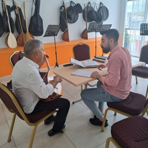 #MersinGündüzlüBakımVeAktifYaşamMerkezi'mizde yaş almış büyüklerimizin el sanatları ve müzik atölye çalışmaları devam ediyor. Yaşlılarımızın günlük yaşam faaliyetlerine yardımcı oluyor,sosyal,fiziksel ve psikolojik destek sunuyoruz.  - fotoğraf 2