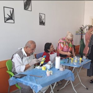 #MersinGündüzlüBakımVeAktifYaşamMerkezi'mizde yaş almış büyüklerimizin el sanatları ve müzik atölye çalışmaları devam ediyor. Yaşlılarımızın günlük yaşam faaliyetlerine yardımcı oluyor,sosyal,fiziksel ve psikolojik destek sunuyoruz.  - fotoğraf 3