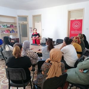 #AnamurSHM, Aile Destek Merkezi (ADEM) kursiyerlerine "Türkiye'de Kadın" konulu eğitim düzenledi.     - fotoğraf 1