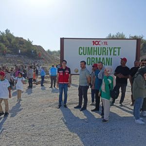 #TarsusSHM, #GeleceğeNefesCumhuriyeteNefes🌲diyerek fidanlarını toprakla buluşturdu.🌱  📍Tarsus 100. Yıl Orman Alanı    - fotoğraf 1