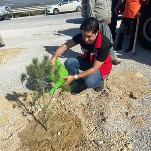 #TarsusSHM, #GeleceğeNefesCumhuriyeteNefes🌲diyerek fidanlarını toprakla buluşturdu.🌱  📍Tarsus 100. Yıl Orman Alanı    - fotoğraf 2
