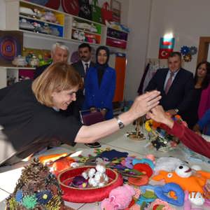 Milli Eğitim Bakanımız Sayın Ziya SELÇUK’ un Eşi Hanımefendi Rana SELÇUK İpekyolu Gündüzlü Bakım Rehabilitasyon ve Aile Danışmanlık Merkezi Müdürlüğüne ziyarette bulundular. - fotoğraf 3