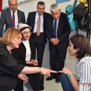 Milli Eğitim Bakanımız Sayın Ziya SELÇUK’ un Eşi Hanımefendi Rana SELÇUK İpekyolu Gündüzlü Bakım Rehabilitasyon ve Aile Danışmanlık Merkezi Müdürlüğüne ziyarette bulundular. - fotoğraf 9