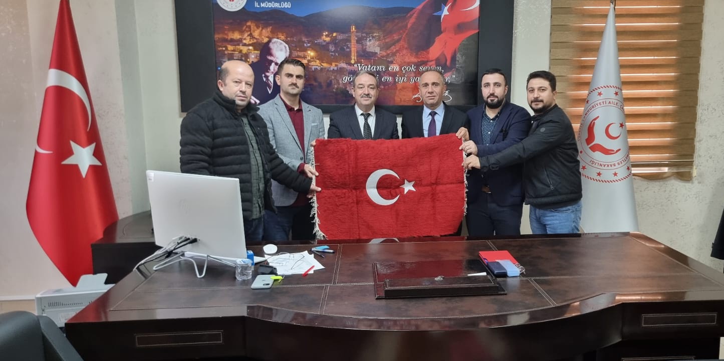 Batman Şehit Aileleri ve İnsan Hakları Yardımlaşma ve Dayanışma Derneği Başkanı Sn. Hasan DEMİR ve Dernek üyeleri Aile ve Sosyal Hizmetler İl Müdürümüzü makamında ziyaret ettiler. - fotoğraf 2