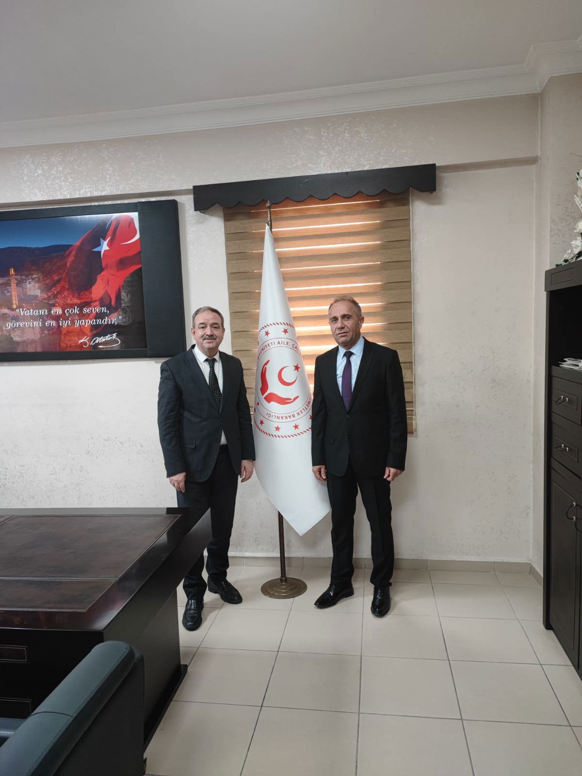 Batman Şehit Aileleri ve İnsan Hakları Yardımlaşma ve Dayanışma Derneği Başkanı Sn. Hasan DEMİR ve Dernek üyeleri Aile ve Sosyal Hizmetler İl Müdürümüzü makamında ziyaret ettiler. - fotoğraf 1