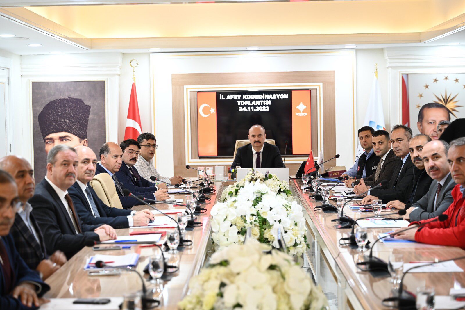 Valimiz Ekrem Canalp başkanlığında Vali yardımcıları ve kamu kurum müdürleri afet bölgesinde. - fotoğraf 2