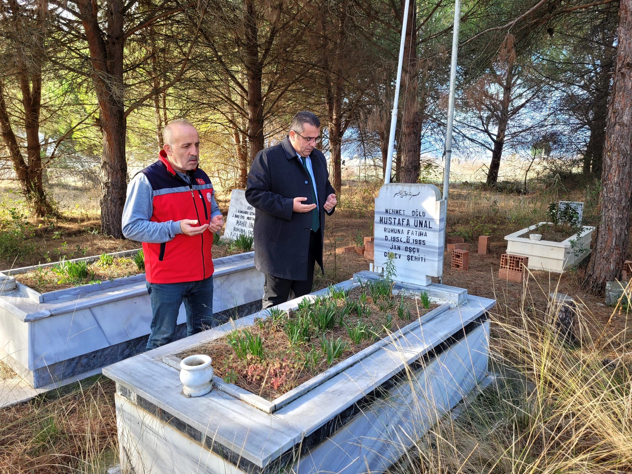 Şehidimiz Jandarma Astsubay Başçavuş Mustafa ÜNAL'IN, Şehadetinin Sene-i devriyesinde kabri başında dualar ettik.