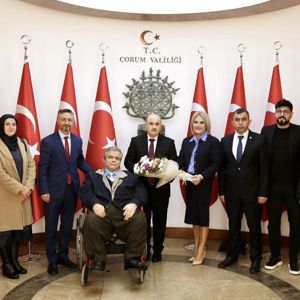 3 Aralık Dünya Engelliler Günü münasebetiyle Valimiz Sayın Doç. Dr.  Zülkif DAĞLI'ya ziyaret. - fotoğraf 1