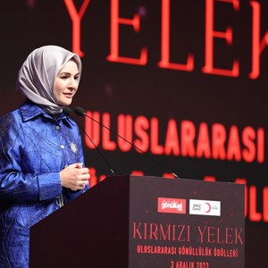 Bakanımız Mahinur Özdemir Göktaş: “Her afette, her zor günde sayısı artan 'kırmızı yelekliler' gönüllerimizi de fethettiler” - fotoğraf 1