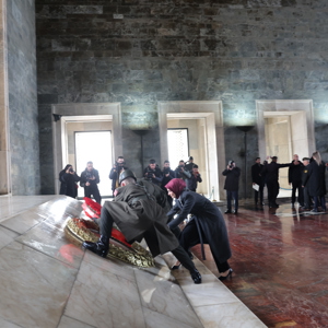 Bakanımız Göktaş, Türk Kadınına Seçme ve Seçilme Hakkı Verilmesinin Yıl Dönümünde Anıtkabir'i Ziyaret Etti - fotoğraf 4