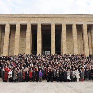 Bakanımız Göktaş, Türk Kadınına Seçme ve Seçilme Hakkı Verilmesinin Yıl Dönümünde Anıtkabir'i Ziyaret Etti - fotoğraf 1