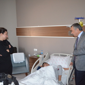İl Müdürümüz Mahmut ÖZDEMİR, Şehit Oğlu Alptuğ AKDAĞ’ı Tedavi Gördüğü Hastanede Ziyaret Etti - fotoğraf 1