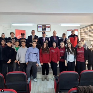 Cumhuriyetimizin 100.Yılı ve Türkiye Yüzyılı kapsamında "Vatan ve Kahramanlık Buluşmaları" etkinliğinde kıymetli Gazilerimiz, Amasya Atatürk Anadolu Lisesinde ögrencilerle buluştular. - fotoğraf 1