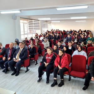 Cumhuriyetimizin 100.Yılı ve Türkiye Yüzyılı kapsamında "Vatan ve Kahramanlık Buluşmaları" etkinliğinde kıymetli Gazilerimiz, Amasya Atatürk Anadolu Lisesinde ögrencilerle buluştular. - fotoğraf 2