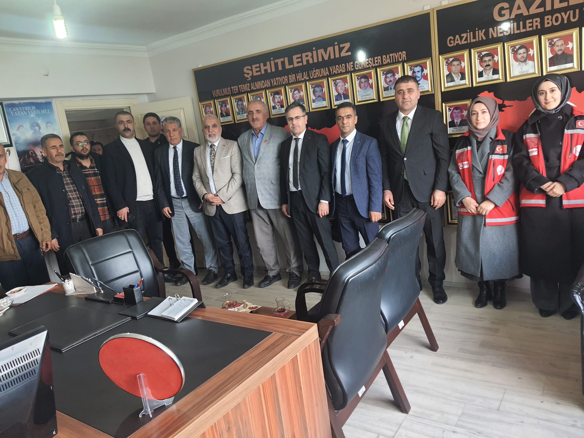 İl Müdürümüz Sn.Vefa Akdoğan ve Beraberindeki heyet ile ''Tatvan Şehit Aileleri ve Gaziler Derneği''ni ziyaret ettiler 