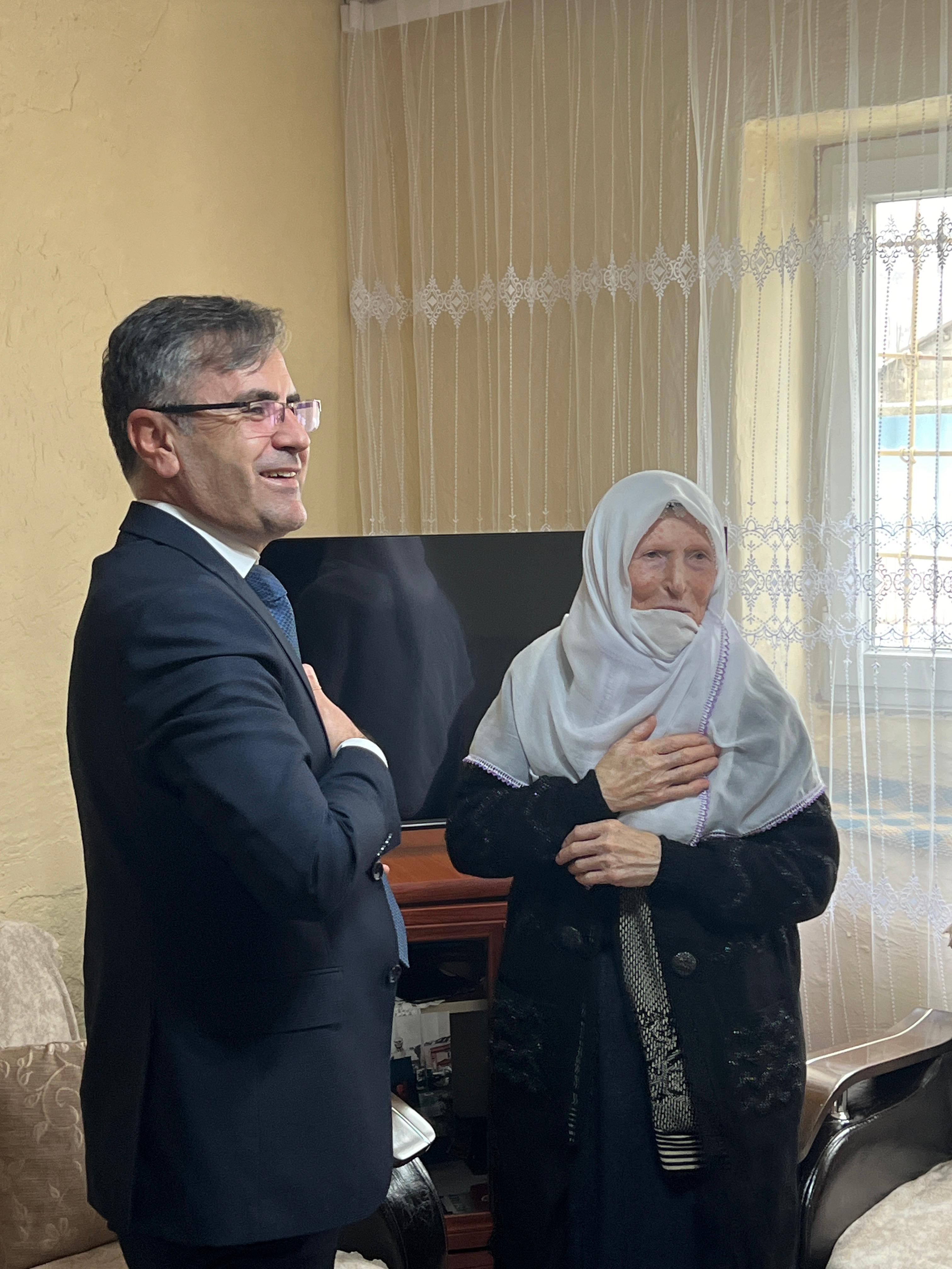 İl Müdürümüz  Vefa Akdoğan ve Bitlis SHM Müdürü Veysi Erem ,  Şehidimiz Mehmet Şirin Çölgeçen 'in  Mutki ilçesindeki evine misafir oldular. Şehidimizin eşi Bedriye Çölgeçen ve oğlu Orhan Çölgeçen ile sohbet etiller.