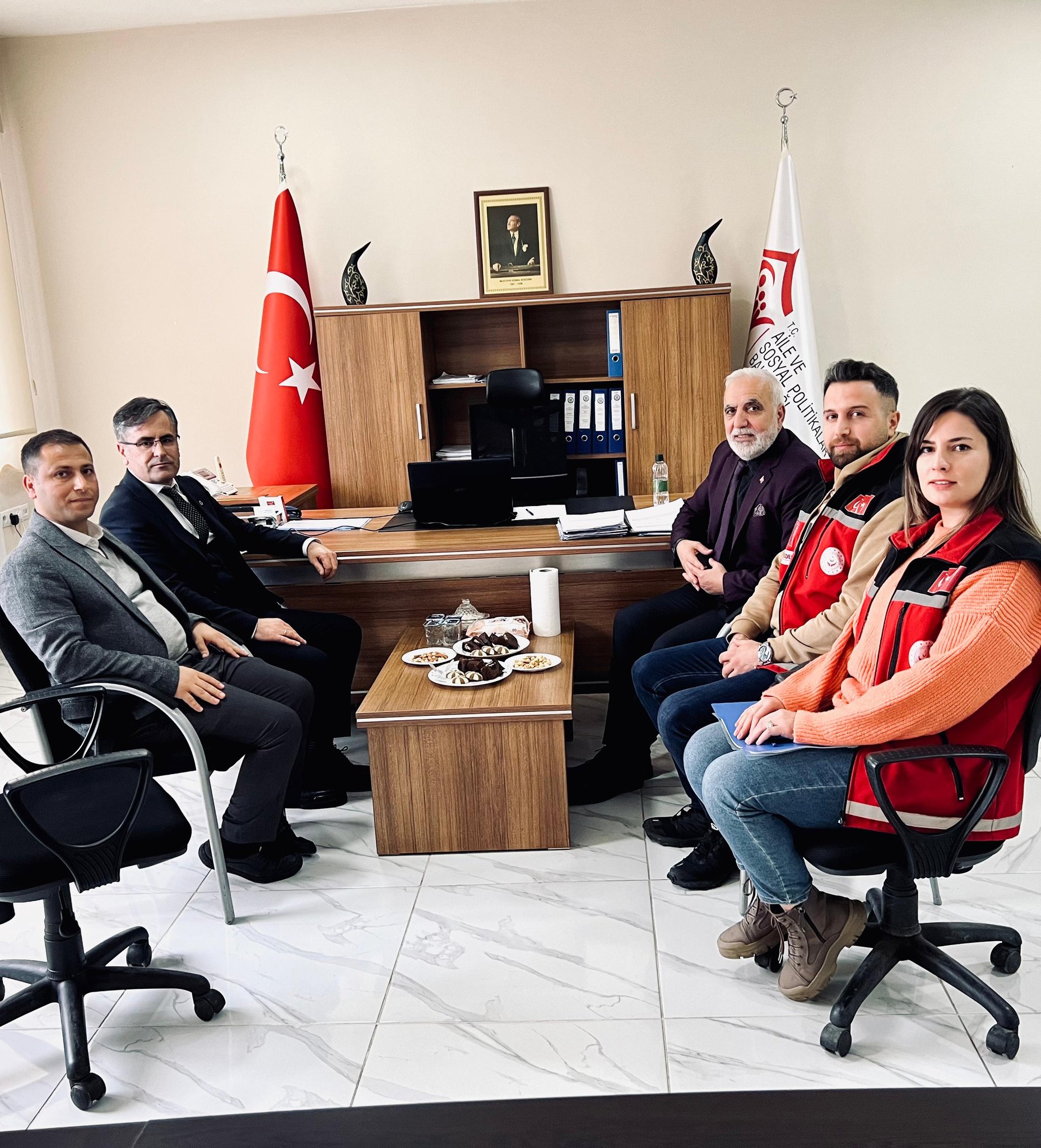 İl Müdürümüz Vefa Akdoğan ve Bitlis SHM Müdürü Veysi Erem, Güroymak Sosyal Yardımlaşma ve Dayanışma Vakfı Müdürlüğü’ne ziyaret gerçekleştirdi.