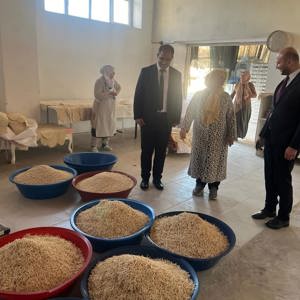 İl Müdürümüz Sayın Sahit AYDIN Kadın girişimcilerimiz tarafında kurulan S.S. Sungurlu Kadın Girişimi, üretim ve İşletme Kooperatifini ziyaret ederek Çorum mantısı ve benzeri unlu mamüllerinin üretimi ve kadınlarımızın kooperatifleşerek üretime katkı sağlamaları hakkında bilgi alışverişinde bulundu. - fotoğraf 4