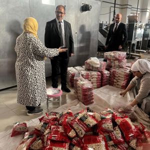 İl Müdürümüz Sayın Sahit AYDIN Kadın girişimcilerimiz tarafında kurulan S.S. Sungurlu Kadın Girişimi, üretim ve İşletme Kooperatifini ziyaret ederek Çorum mantısı ve benzeri unlu mamüllerinin üretimi ve kadınlarımızın kooperatifleşerek üretime katkı sağlamaları hakkında bilgi alışverişinde bulundu. - fotoğraf 6