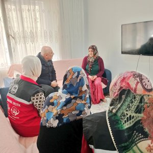 Sosyal Hizmet Faaliyetlerimizden Yararlanan Vatandaşlarımıza İl Müdürümüz Abdulbari AKSOY Tarafından Ziyaret Edildi. - fotoğraf 3