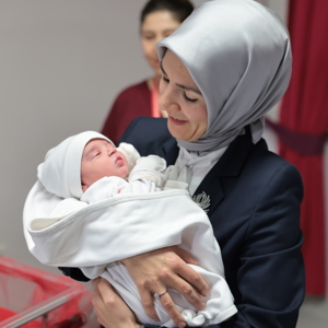 Aile ve Sosyal Hizmetler Bakanımız Mahinur Özdemir Göktaş, Yeni Yılın İlk Bebeklerini Ziyaret Etti - fotoğraf 1
