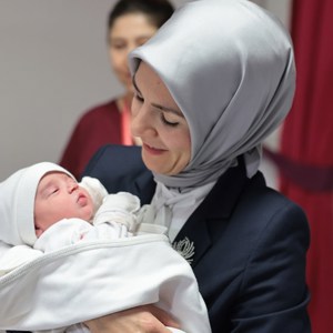 Aile ve Sosyal Hizmetler Bakanımız Mahinur Özdemir Göktaş, Yeni Yılın İlk Bebeklerini Ziyaret Etti - fotoğraf 1