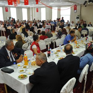 OSMANİYE VALİLİĞİ TARAFINDAN GAZİLERİMİZ ONURUNA YEMEK PROGRAMI DÜZENLENDİ - fotoğraf 1