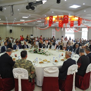 OSMANİYE VALİLİĞİ TARAFINDAN GAZİLERİMİZ ONURUNA YEMEK PROGRAMI DÜZENLENDİ - fotoğraf 4