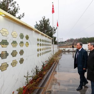 Sayın Valimiz Ahmet Hamdü USTA ve İl Müdür Vekilimiz Orhan VARAN Bingöl Şehitliğini Ziyaret Ettiler. - fotoğraf 1