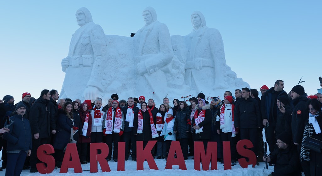 Aile ve Sosyal Hizmetler Bakanımız Göktaş, Sarıkamış'ta Şehitler İçin Yapılan Kardan Heykellerin Açılışına Katıldı