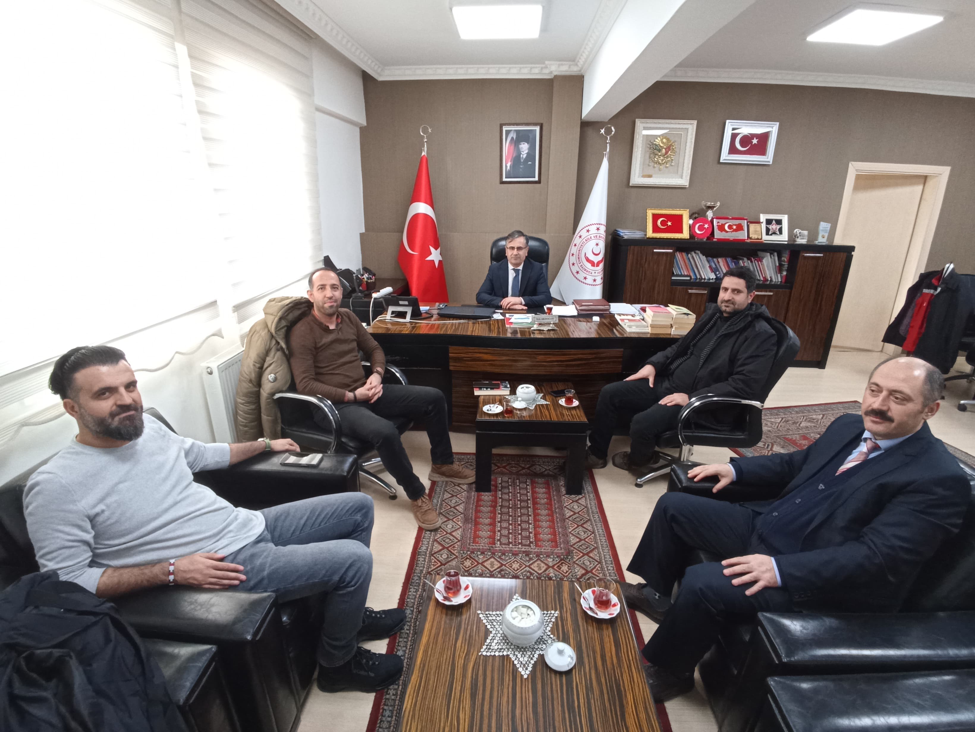 İl Müdürümüz Vefa Akdoğan, Bitlis Eren Üni. Sosyoloji  Bölüm Başkanı Doç.Dr. Deniz Aşkın, Doç.Dr. Adem Palabıyık ve Doç.Dr. Ali Ulvi Özbey  ile bir araya geldi. "Çocuk Koruma Sistemleri ve 2024 Yılı Çocuk ve Kadın Risk Haritası"  konuları görüşüldü.