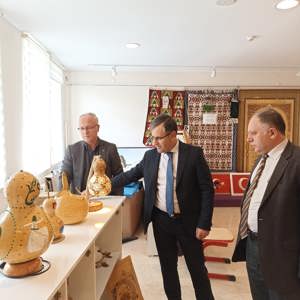 İl Müdürümüz Vefa Akdoğan ve İl Müdür Yardımcımız Kubilay Ataş, Ahlat İlçemizdeki Aile Destek Merkezini ziyaret edip, yapılan çalışmaları yerinde inceledi. - fotoğraf 3