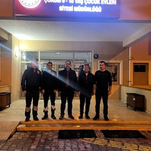 İl Müdürümüz Sayın Sahit AYDIN 7/24 esaslı özverili bir şekilde hizmet veren bağlı kuruluşlarımızı ziyaret ederek çalışmalar hakkında bilgi aldı. Geleceğimizin teminatı sevgili gençlerimizle keyifli sohbetler etti ve sportif etkinliklerde bulundu. - fotoğraf 1