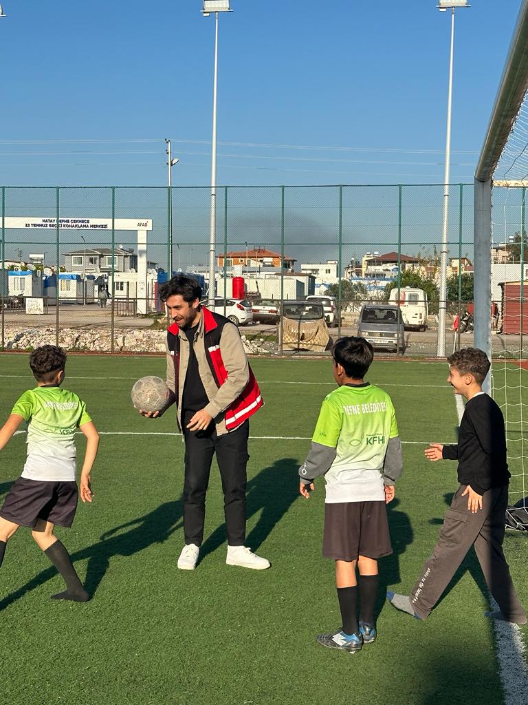 Psikososyal destek ekiplerimizin, oyun alanlarında çalışmaları devam ediyor. Herşey geleceğimizin teminatı çocuklarımızın gülümsemesi için...  📍Hatay 