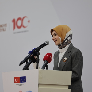 Bakanlığımız ve Unicef işbirliğindeki II. Koruyucu Aile Temelli Çocuk Koruma Sistemi Çalıştayı bugün Bakan Mahinur Özdemir Göktaş’ın açılış konuşmalarıyla başladı. - fotoğraf 1