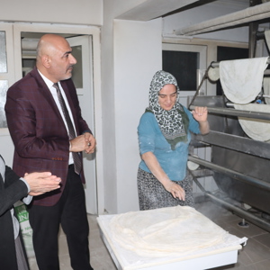 İl Müdürümüz Abdulbari AKSOY, SS Bingöl AG Kadın Girişimi Üretim ve İşletme Kooperatifi ile SS Genç Üreten Eller Kadın Girişimi ve İşletme Kooperatifinin ziyaret ederek yapılan çalışmaları yerinde inceledi. - fotoğraf 7