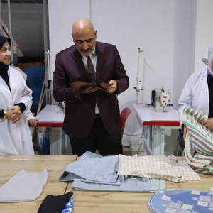 İl Müdürümüz Abdulbari AKSOY, SS Bingöl AG Kadın Girişimi Üretim ve İşletme Kooperatifi ile SS Genç Üreten Eller Kadın Girişimi ve İşletme Kooperatifinin ziyaret ederek yapılan çalışmaları yerinde inceledi. - fotoğraf 14