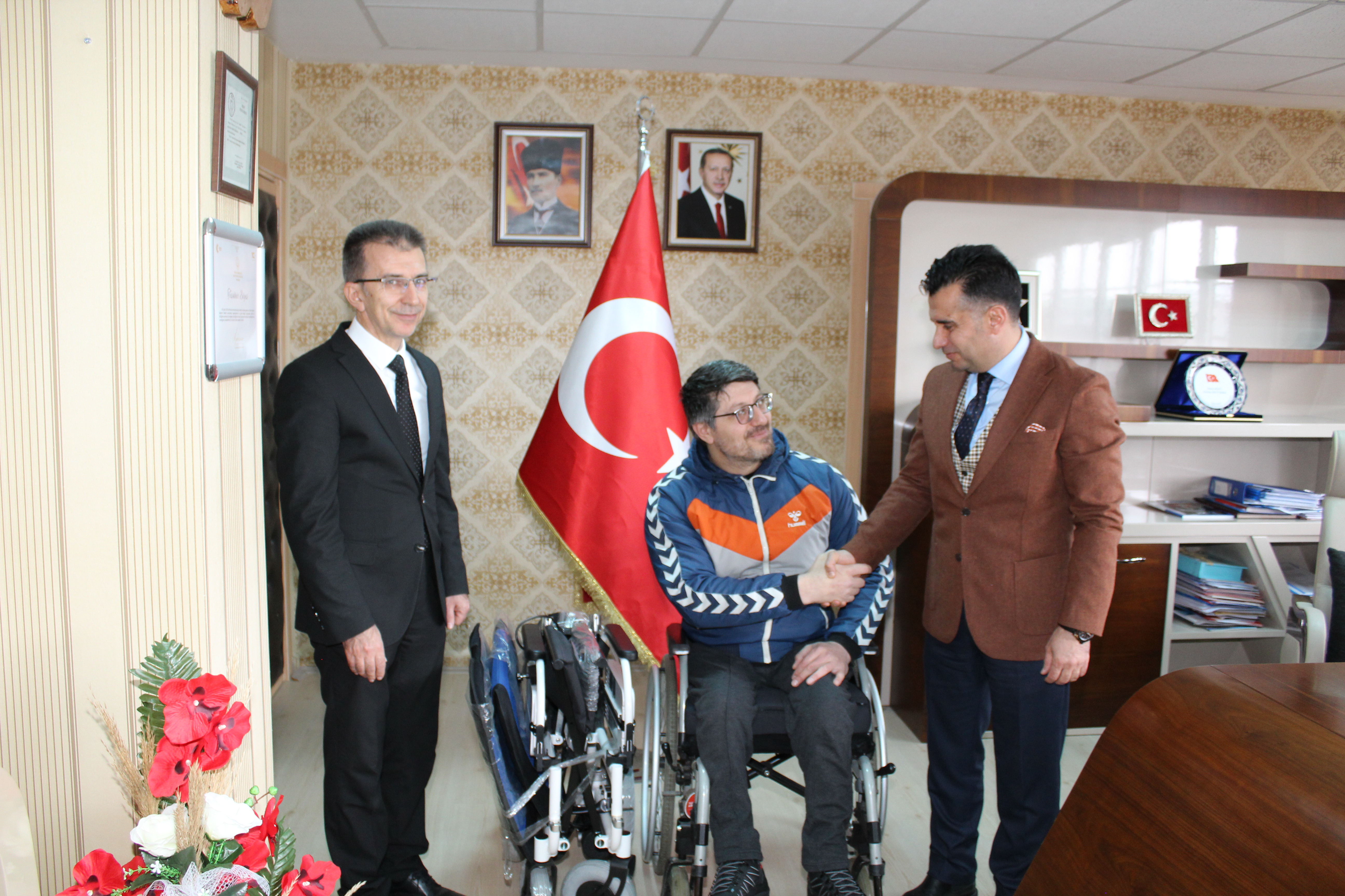 Özel Gereksinimli Dünya Bilek Güreşi Şampiyonumuza Akülü Araba Hediye Ettik.