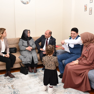Koruyucu Ailelerimizi Sayın Valimizin Eşi Ebru ŞAHİN Hanımefendinin katılımıyla ziyaret ettik. - fotoğraf 1