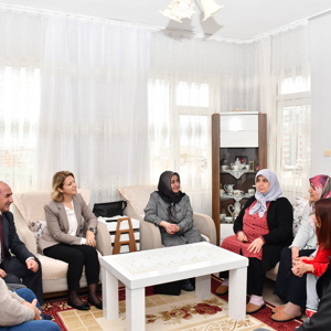 Koruyucu Ailelerimizi Sayın Valimizin Eşi Ebru ŞAHİN Hanımefendinin katılımıyla ziyaret ettik. - fotoğraf 2