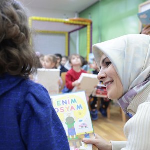 Bakanımız Mahinur Özdemir Göktaş minik öğrencilerin ilk karne heyecanlarına ortak oldu - fotoğraf 4