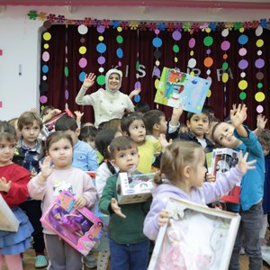 Bakanımız Mahinur Özdemir Göktaş minik öğrencilerin ilk karne heyecanlarına ortak oldu - fotoğraf 1