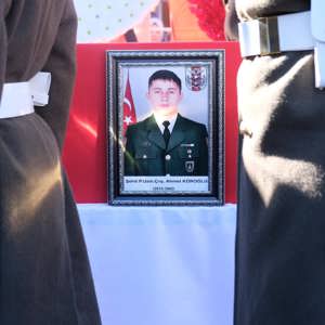 Pençe-Kilit Harekâtı'nda vatan uğruna şehit düşen Piyade Uzman Çavuş Ahmet Köroğlu, Görele ilçesine bağlı Çatakkırı köyünde düzenlenen törenle toprağa verildi. - fotoğraf 5