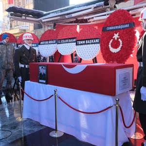 Pençe-Kilit Harekâtı'nda vatan uğruna şehit düşen Piyade Uzman Çavuş Ahmet Köroğlu, Görele ilçesine bağlı Çatakkırı köyünde düzenlenen törenle toprağa verildi. - fotoğraf 1
