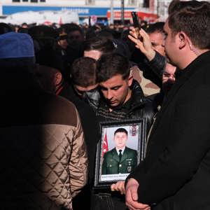 Pençe-Kilit Harekâtı'nda vatan uğruna şehit düşen Piyade Uzman Çavuş Ahmet Köroğlu, Görele ilçesine bağlı Çatakkırı köyünde düzenlenen törenle toprağa verildi. - fotoğraf 2