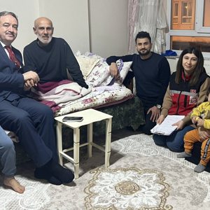 İl Müdürümüz Mehmet Zeki Eryarsoy ve Kuruluş Müdür Yardımcımız Veysel Yaşar kaza geçiren Cengiz Yıldız’a geçmiş olsun ziyaretinde bulundu. - fotoğraf 1