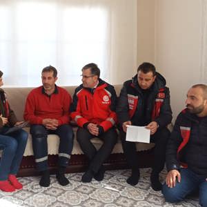 KIRMIZI YELEKLİLER BİTLİS SOKAKLARINDA - fotoğraf 2