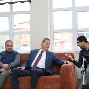  Valimiz  Sayın Erol Karaömeroğlu'ndan Engelsiz Yaşam Bakım Rehabilitasyon ve Aile Danışma Merkezimize Ziyaret. - fotoğraf 2